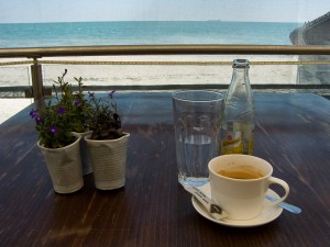 Кафето на брега на морето